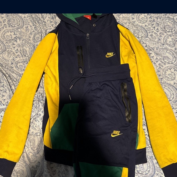 Nike Sweatsuit - Picture 1 of 1